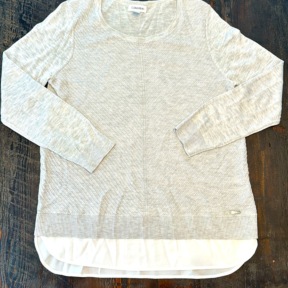 Calvin Klein crewneck sweater with white blouse trim.
Size: M. Light grey.